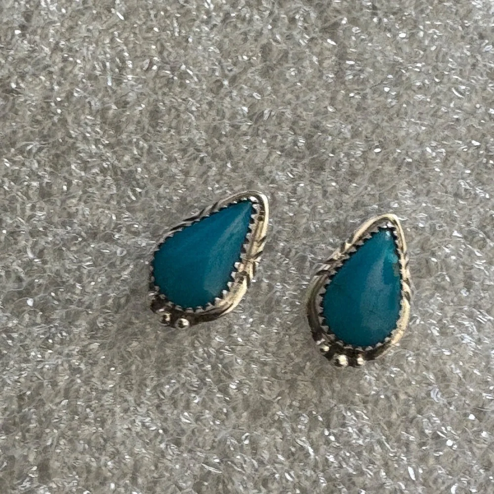 Exquisite Teardrop Kingman Turquoise Sterling Silver Stud Earrings - Picture 5 of 10